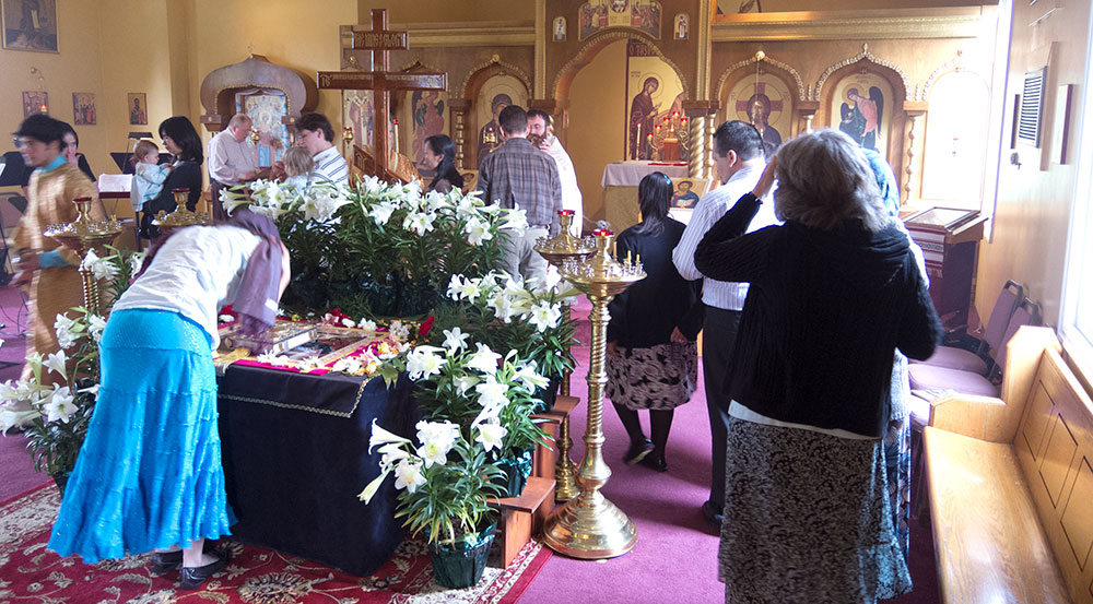 Venerating Christ's body in the tomb